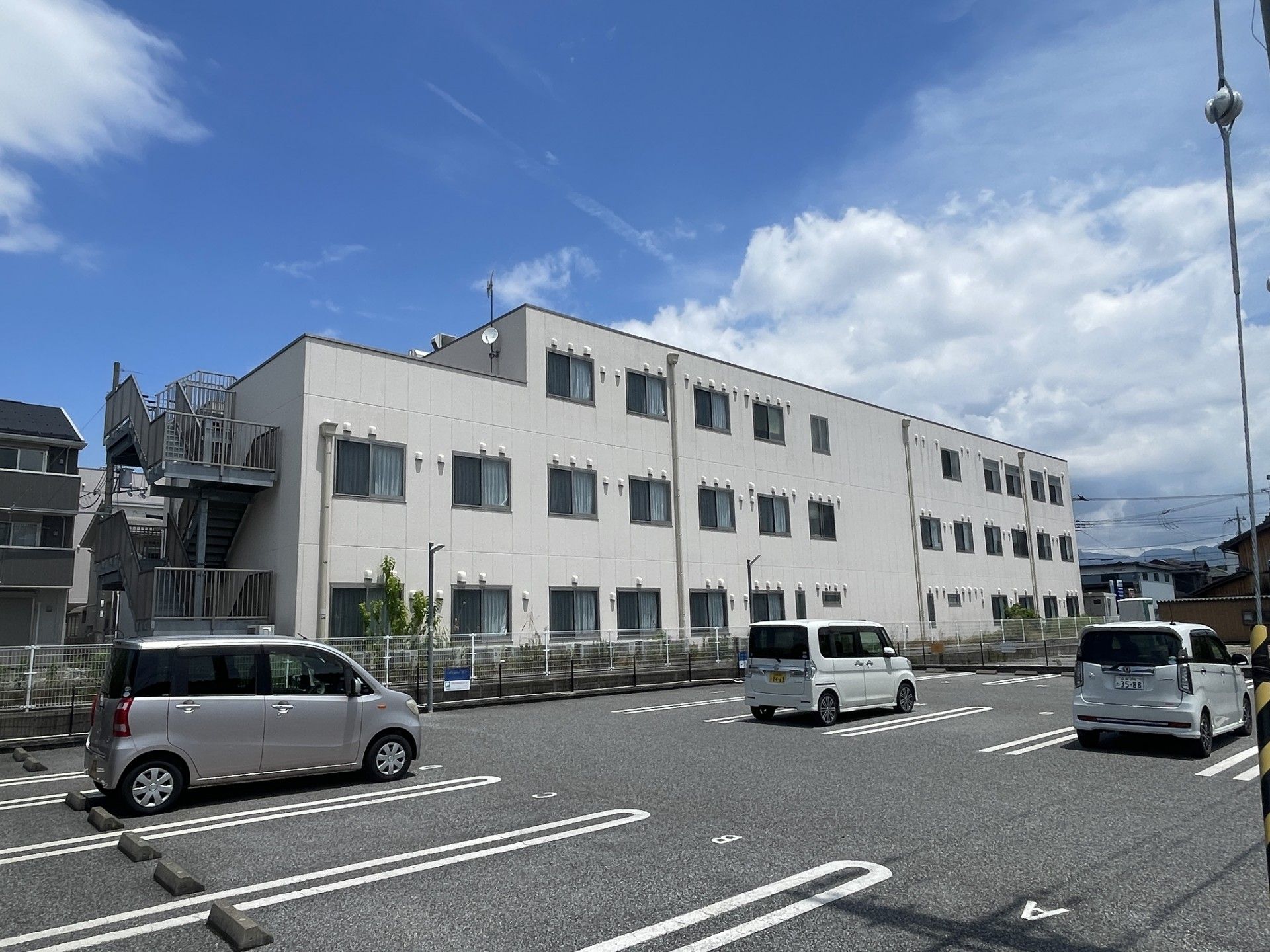 駐車場と建物の外観
