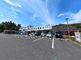 広々とした駐車場の風景