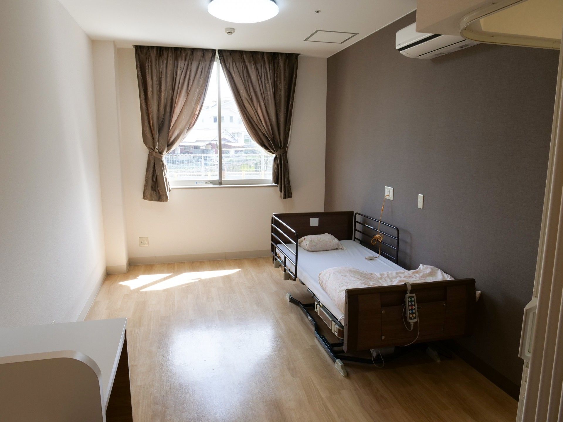 車椅子のご入居者様と介護スタッフ