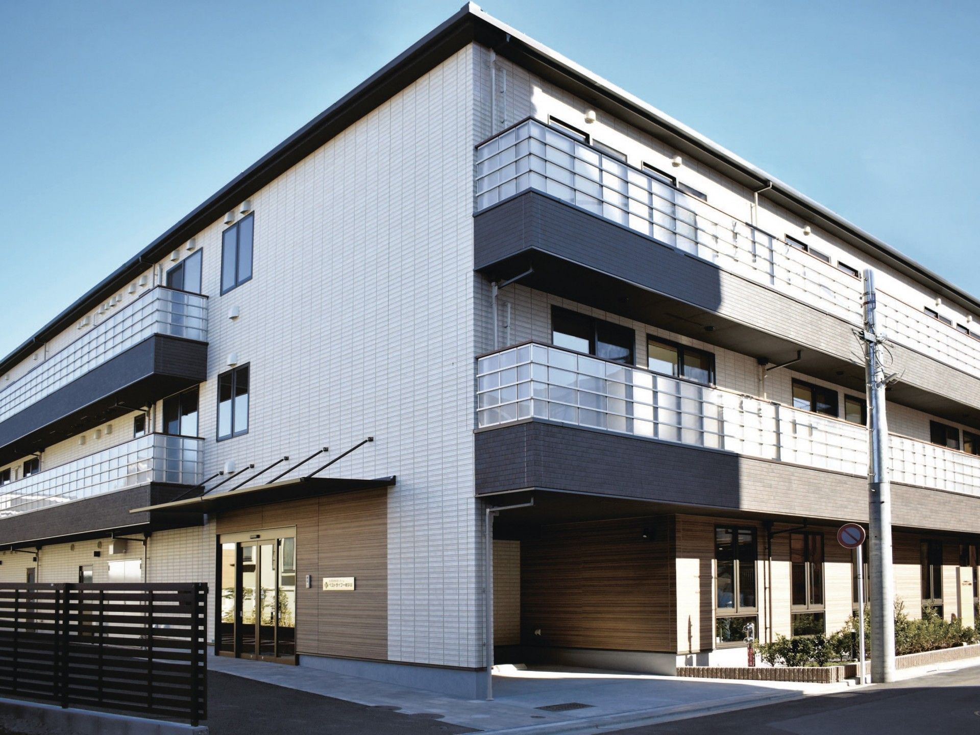 モダンな外観の建物