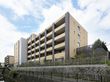 大きな鉄骨造の建物の様子。ココファンあざみ野北館の外観写真