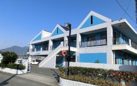青と白の建物外観