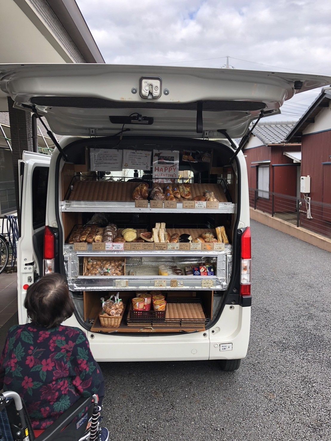 移動販売車のパンとお菓子