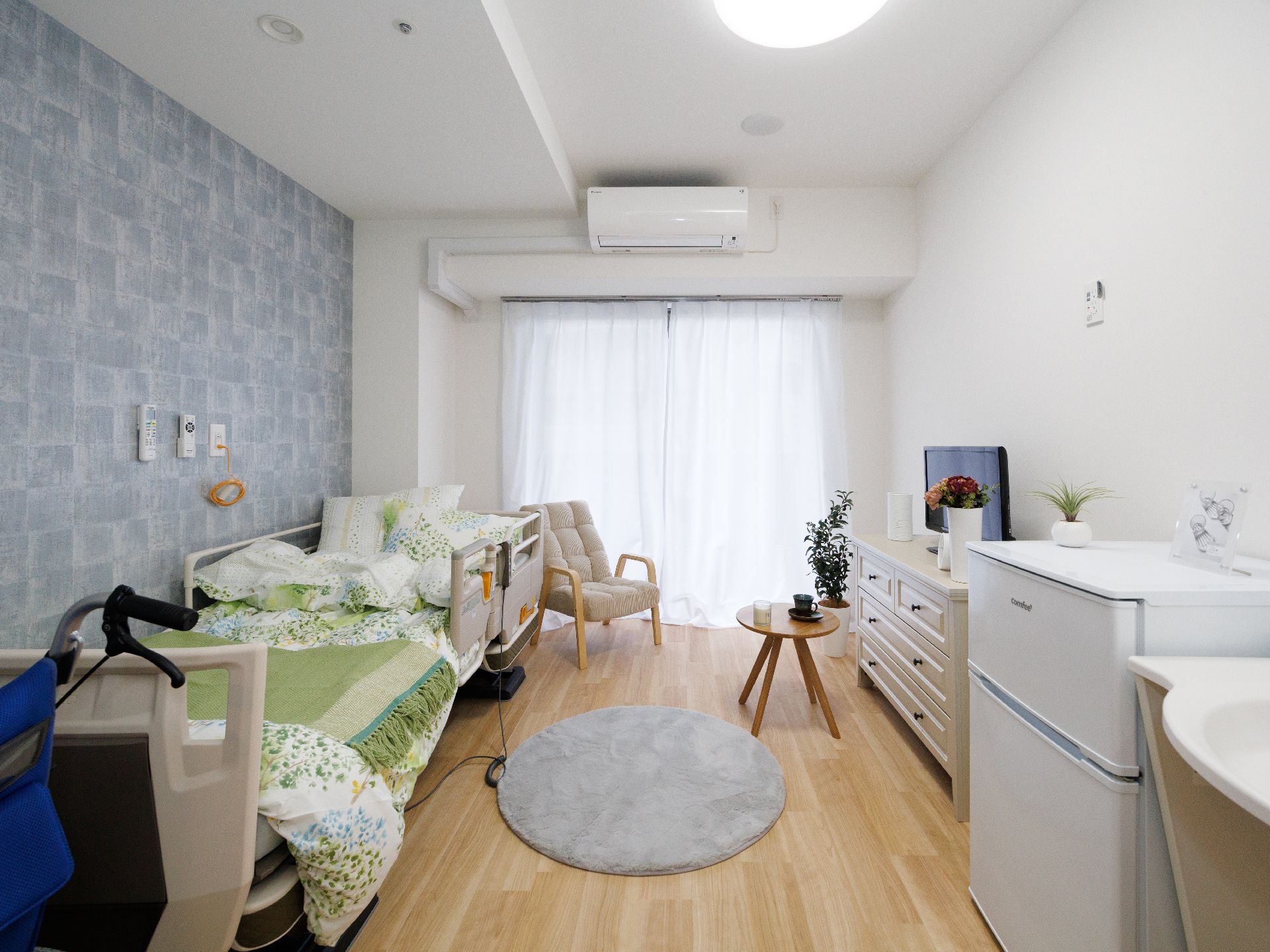 カーテンで遮られた大きな窓ガラスがある生活感あふれる部屋