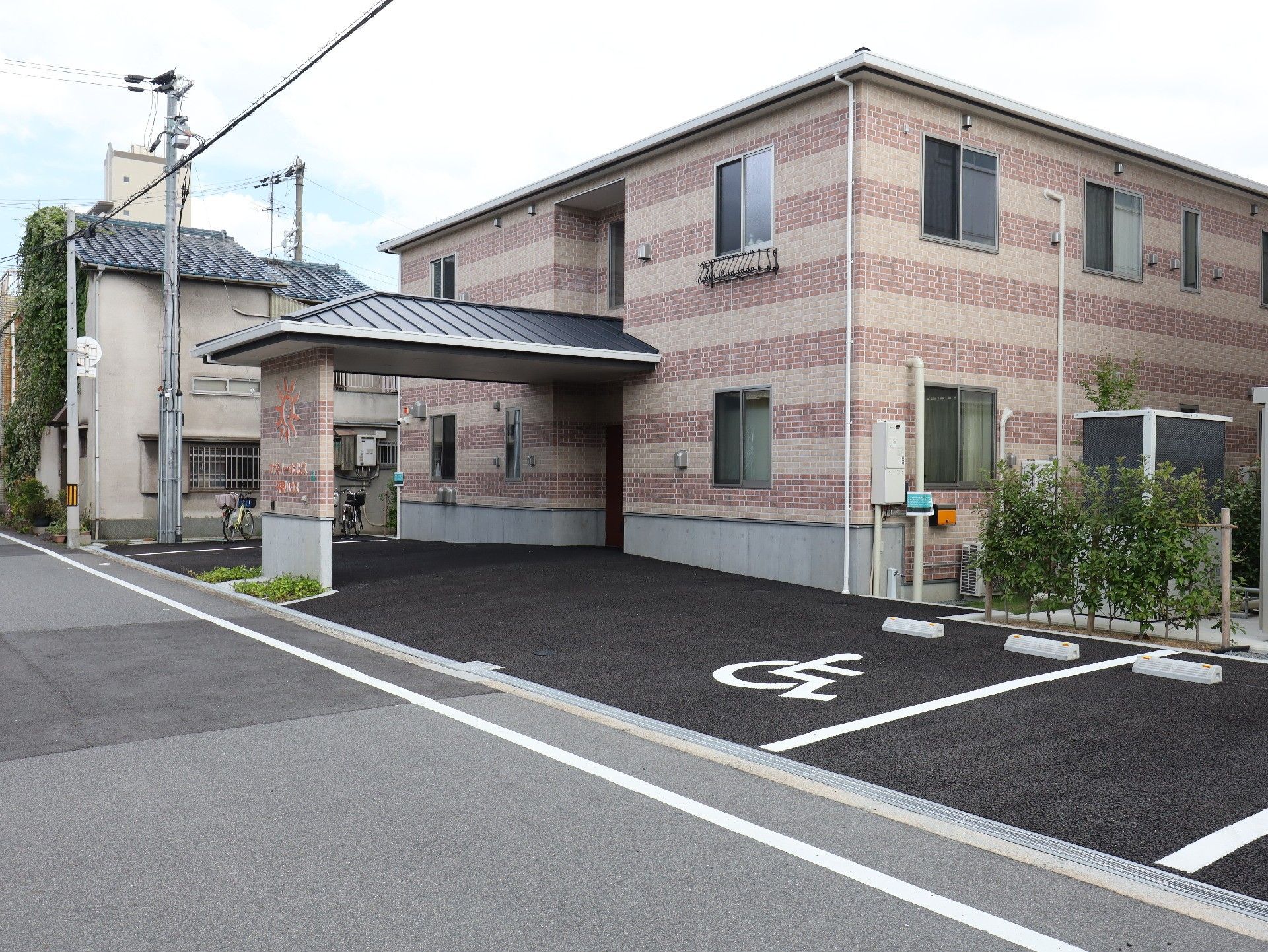個室をご用意した２階建ての施設