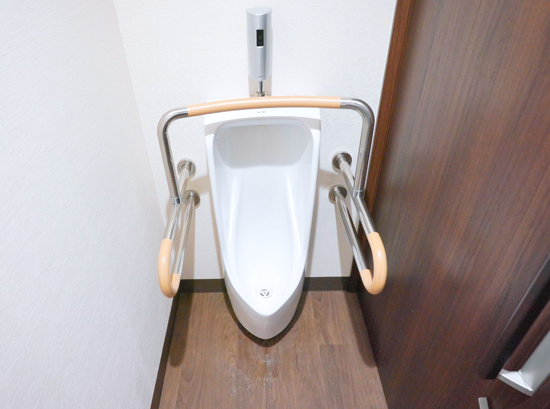 車椅子のままでも移動できるように広いスペースが確保されたトイレ