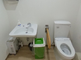 洋式トイレと手洗いのある施設内部