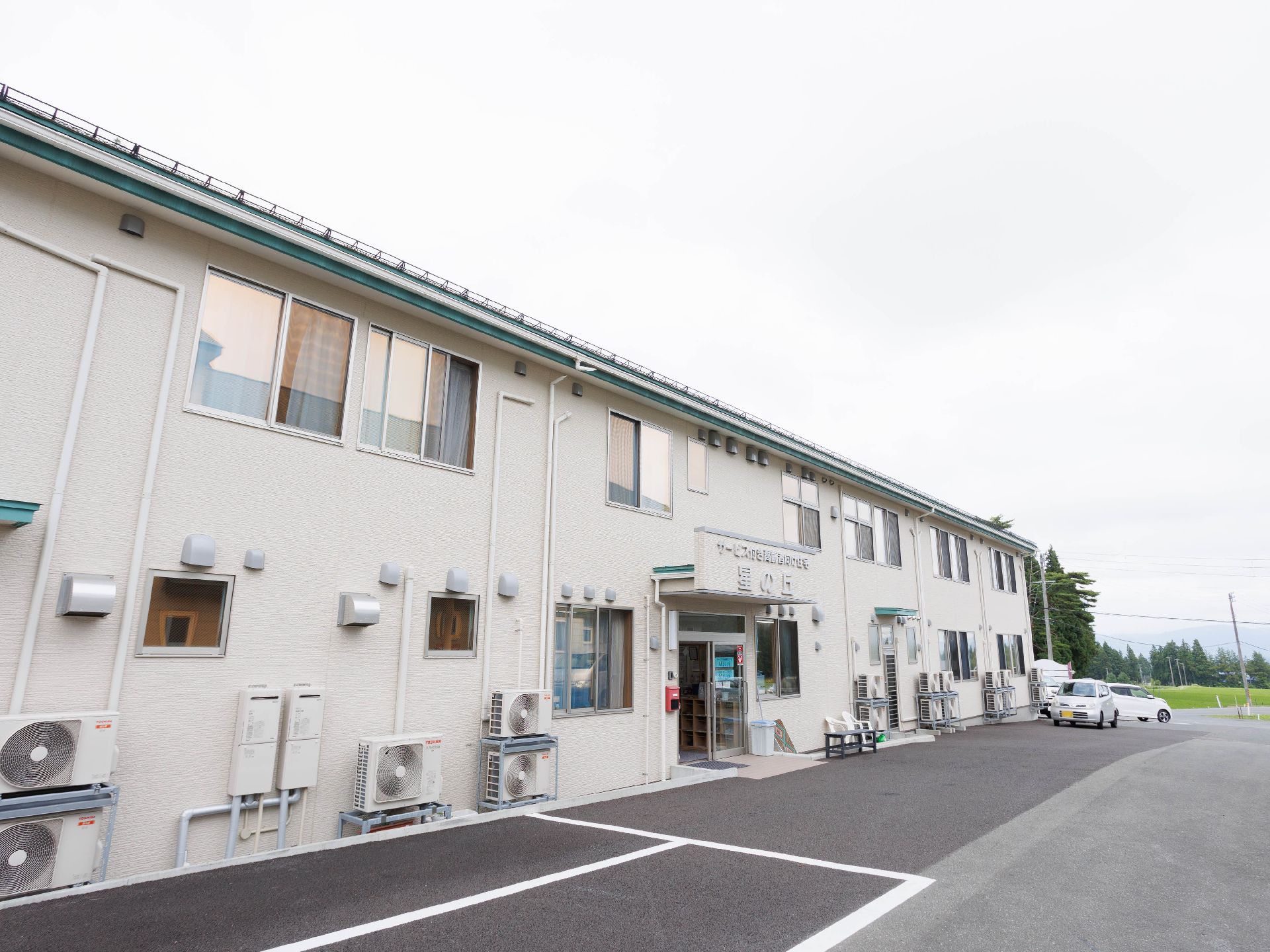 駐車場が設置されている介護施設の外観