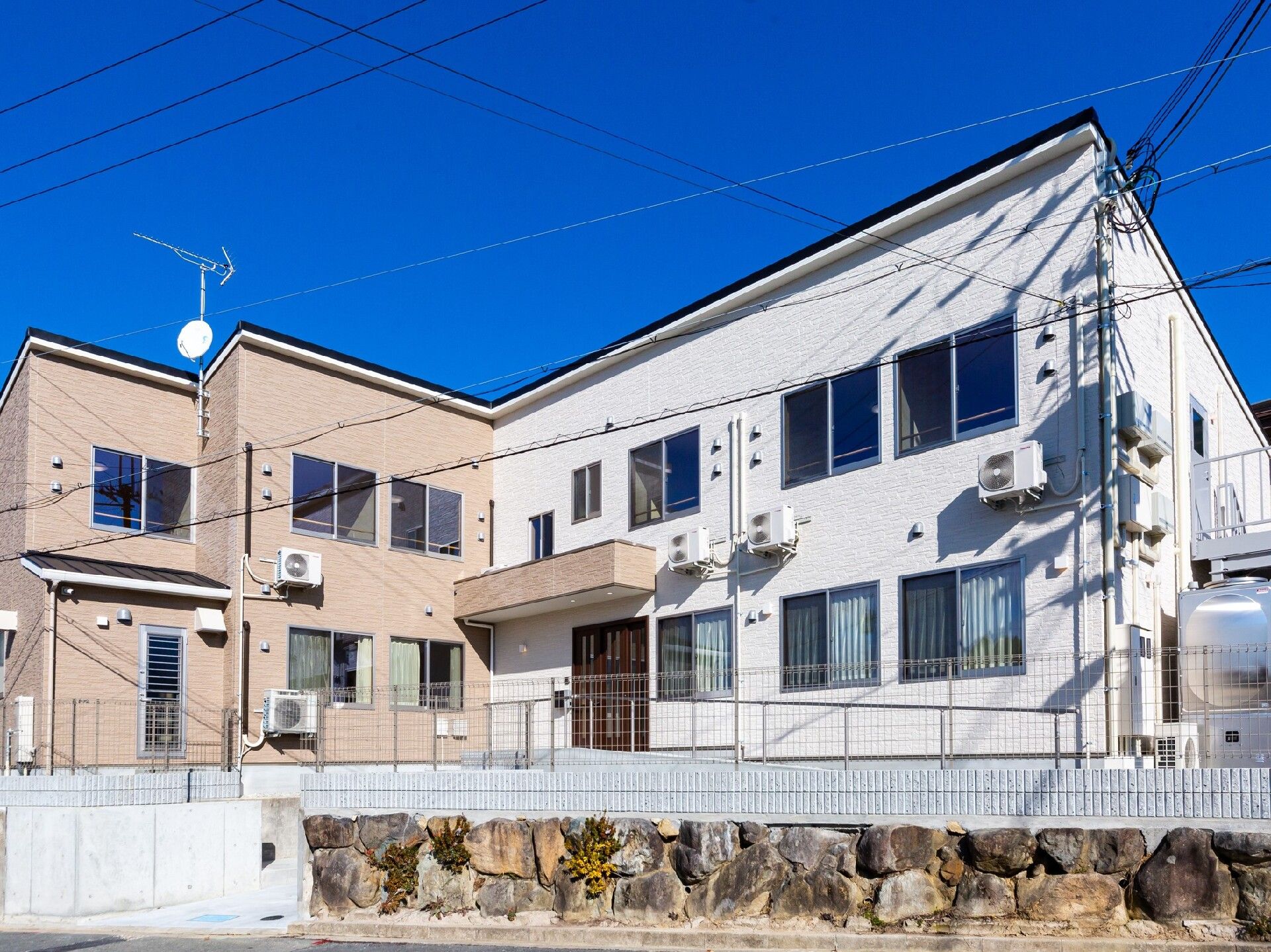 ツートンカラーの建物