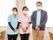 介護施設内で働いている３人のスタッフ