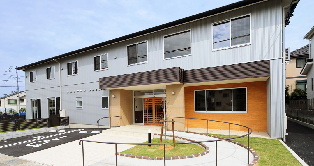 明るい外観の建物入口