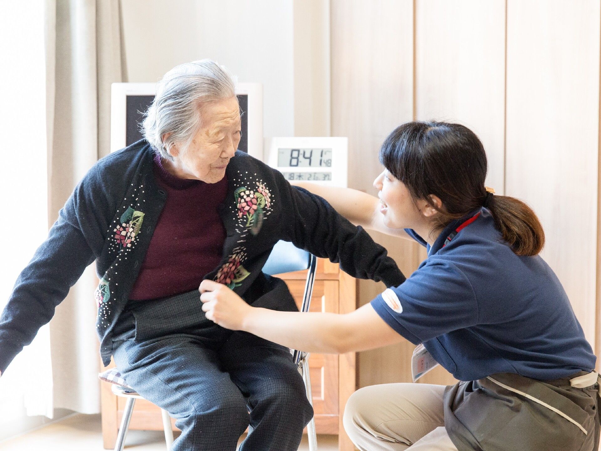 笑顔で話すスタッフと利用者