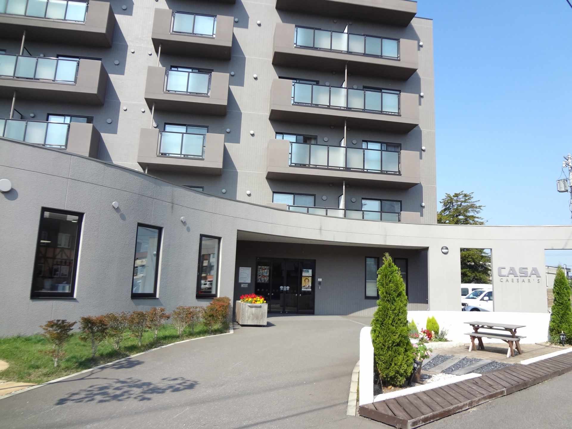 快適な施設のエントランス