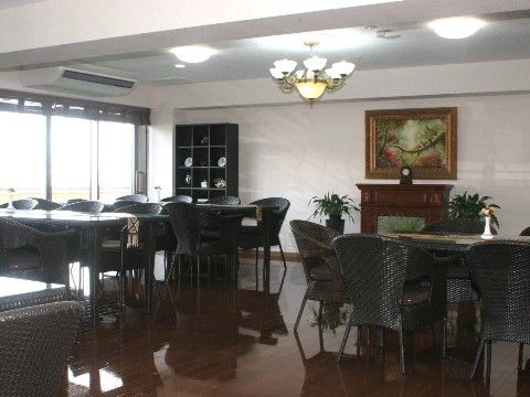 ブラック調でシックな色合いの家具とおしゃれな照明で、高級感のある食堂