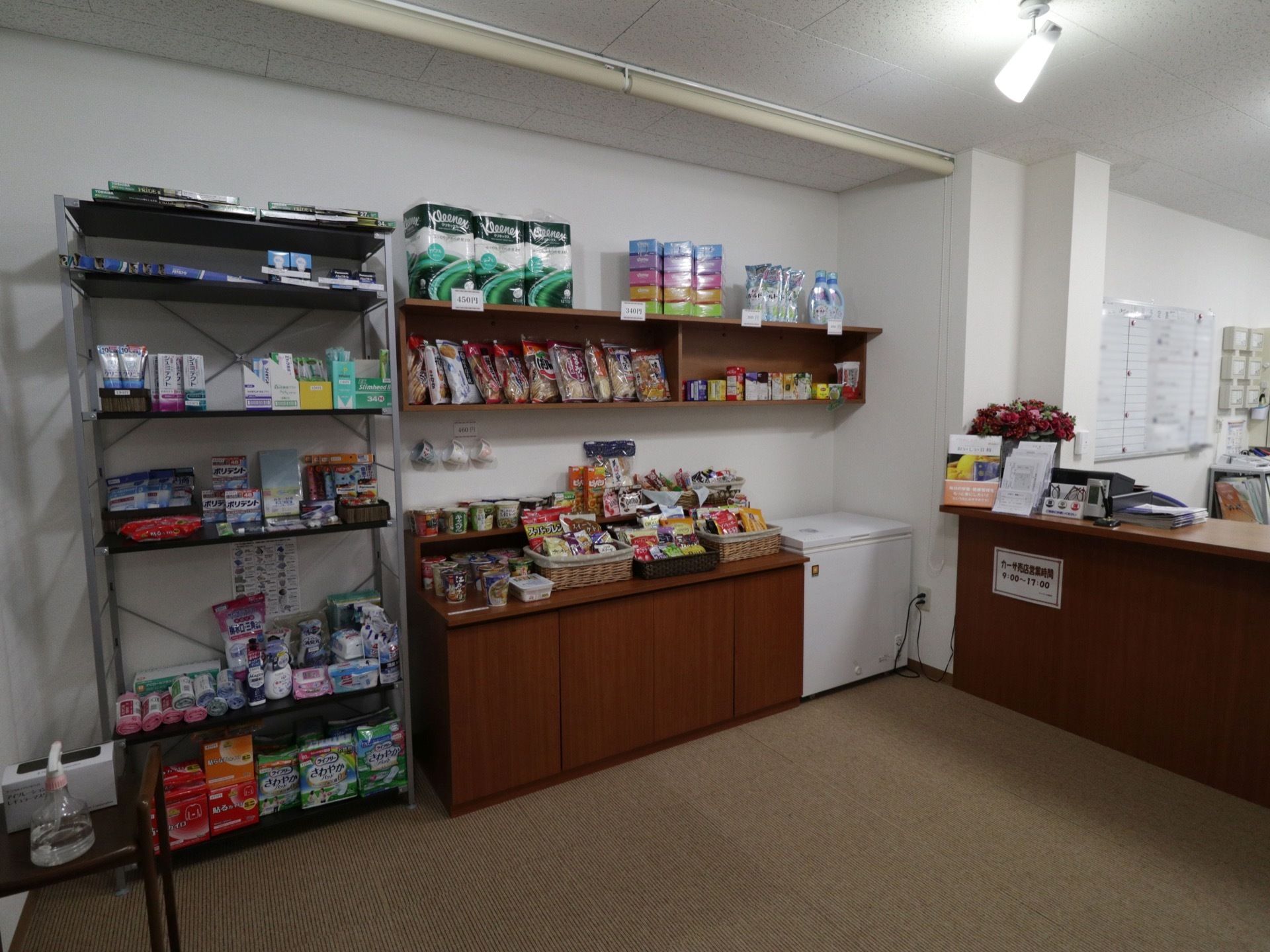 施設には売店があり、手軽に施設内で買い物をすることができる。日用品などがあり、急に必要になった場合にも安心である。