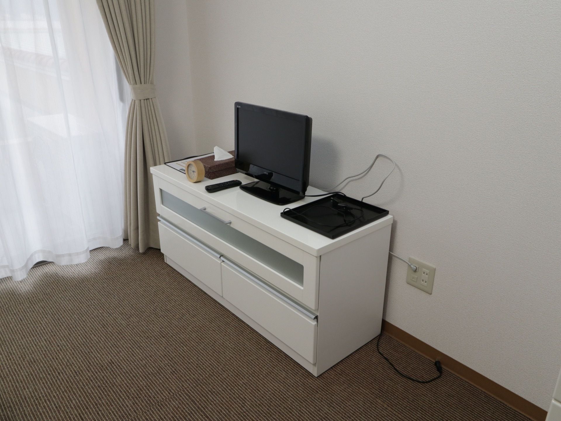 居室には白いテレビ台があり、その上にテレビが設置されている。個室になっているので、自由にテレビを楽しむことができる。