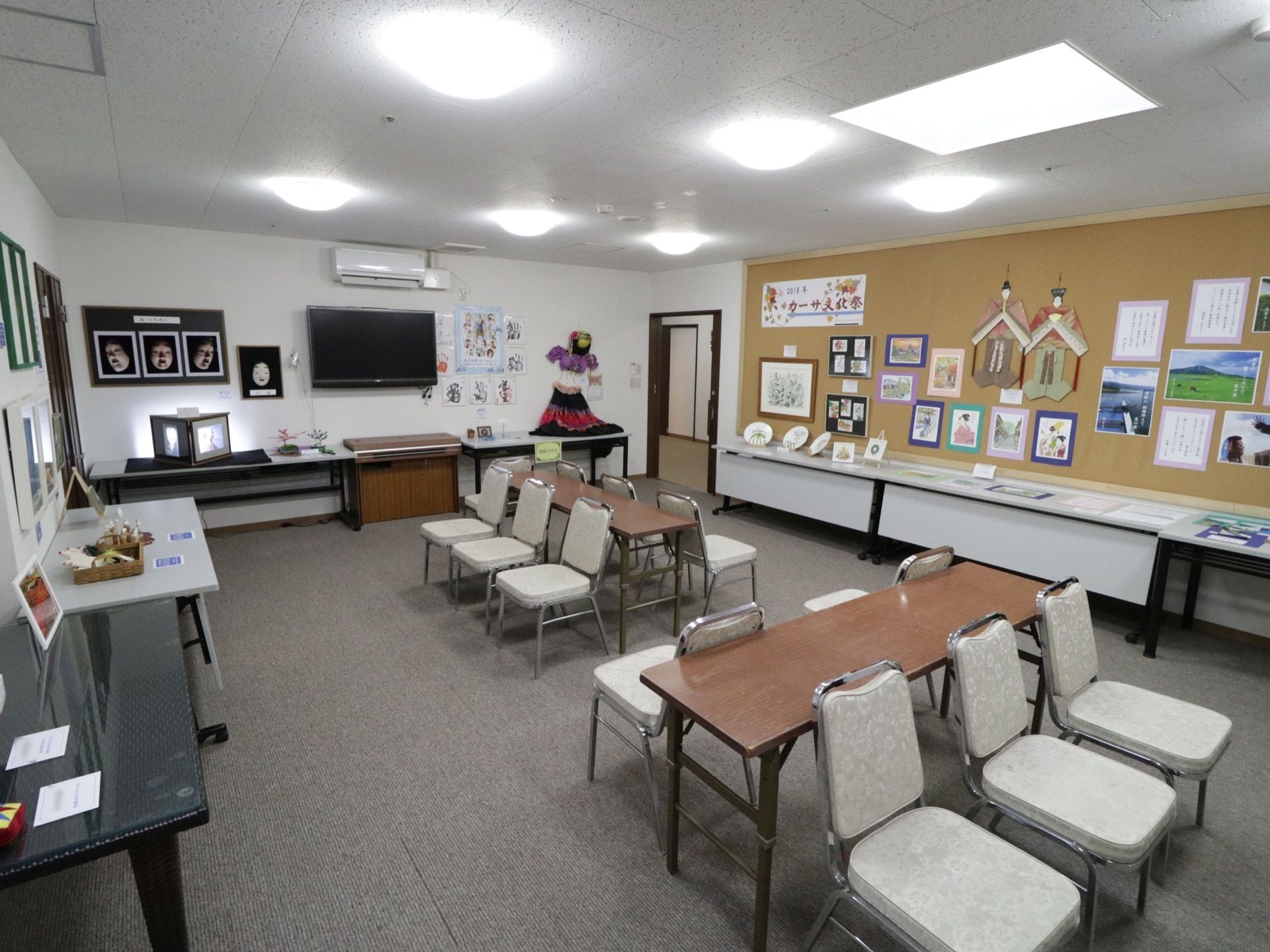 入居者様のさまざまな作品を展示した文化祭などを行っている。観ながら途中で休憩できるように椅子が置かれている。