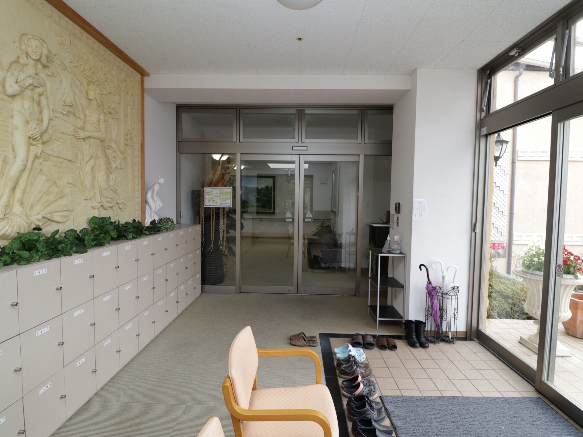 玄関は広々としており、明るいスペースになっている。段差がないので安全に移動することができる。扉付きの下駄箱が設置されている。