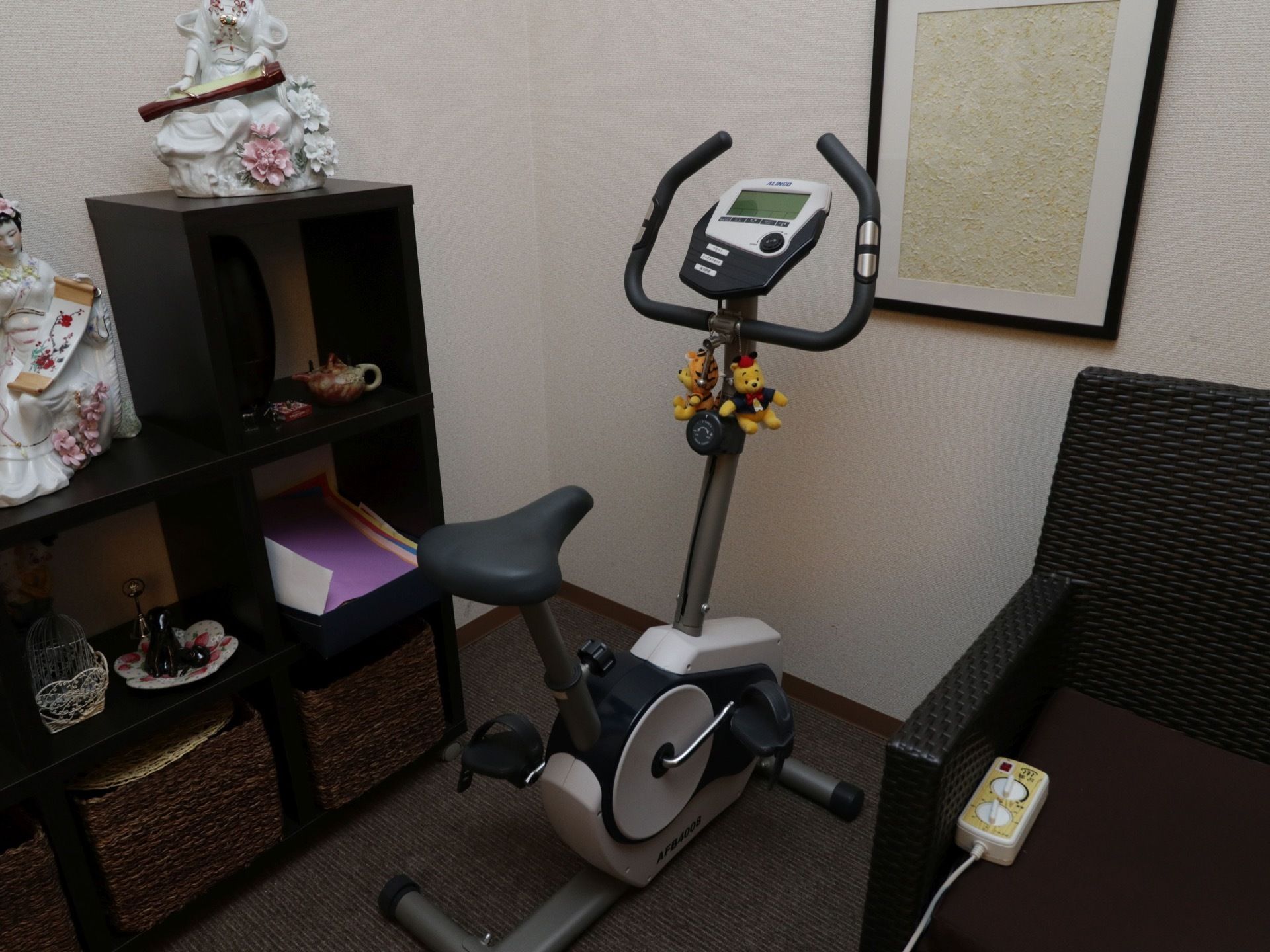 施設にはトレーニング機器が設置されている。気軽に利用できる自転車型の機器で、運動不足の解消をすることができる。