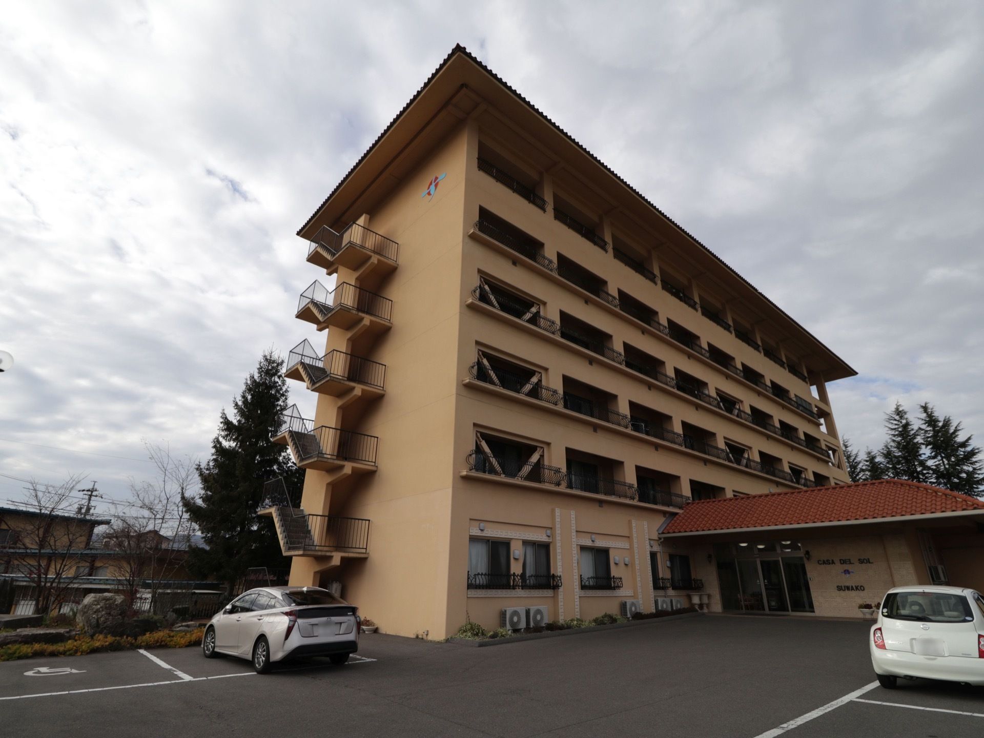 ベージュ系の外壁であたたかみのある、6階建ての施設外観