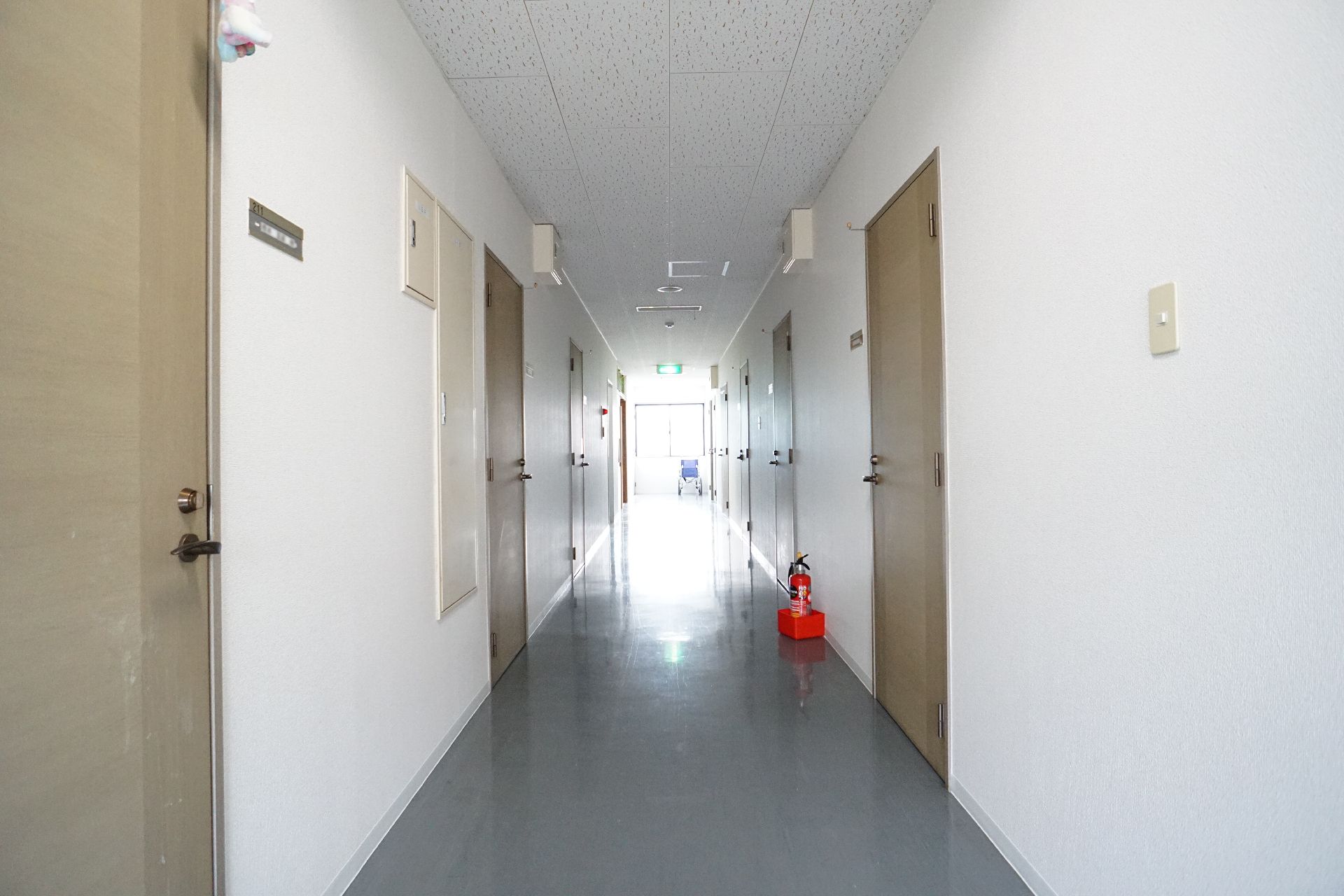 個室が並ぶ廊下