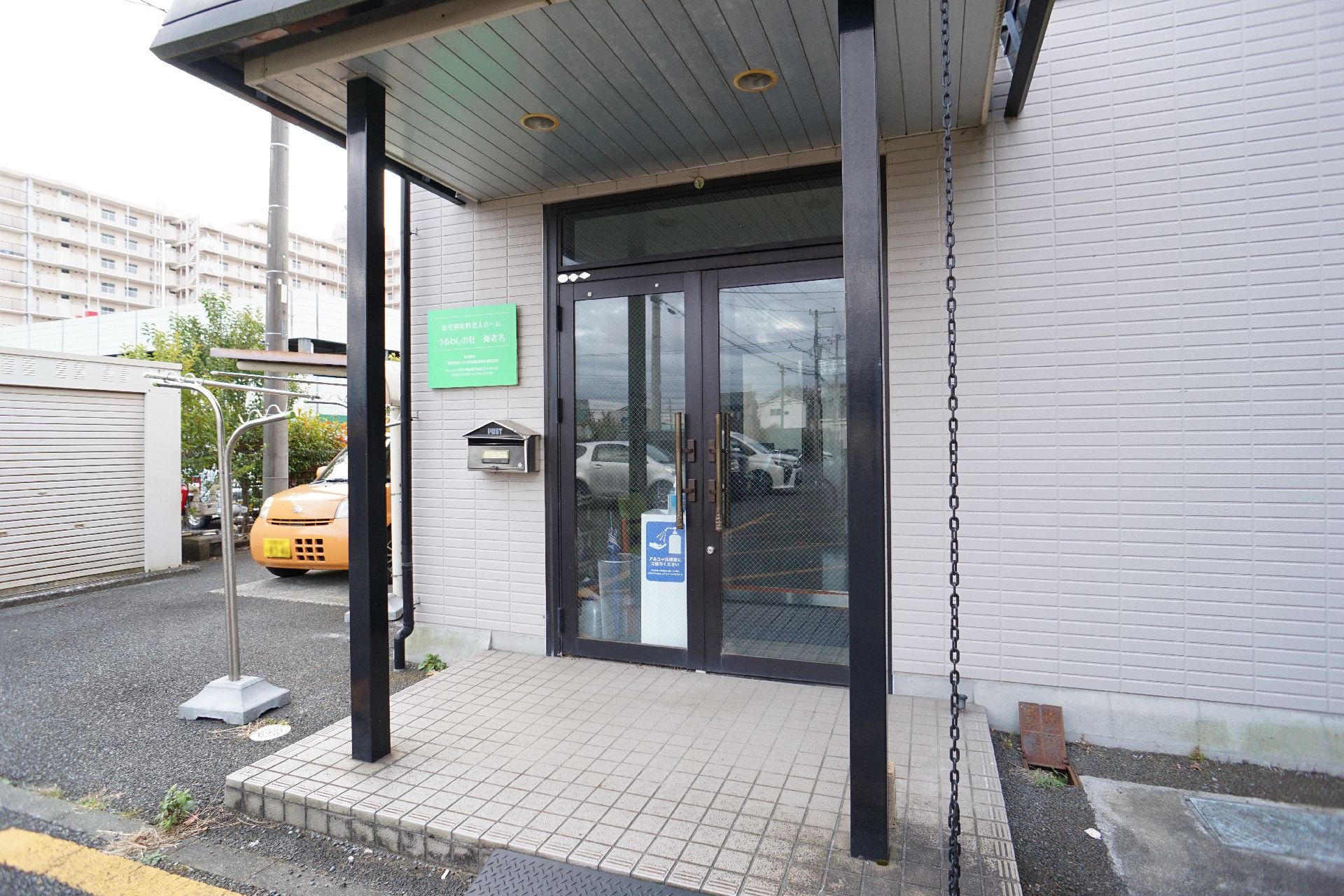 屋根の付いたエントランス