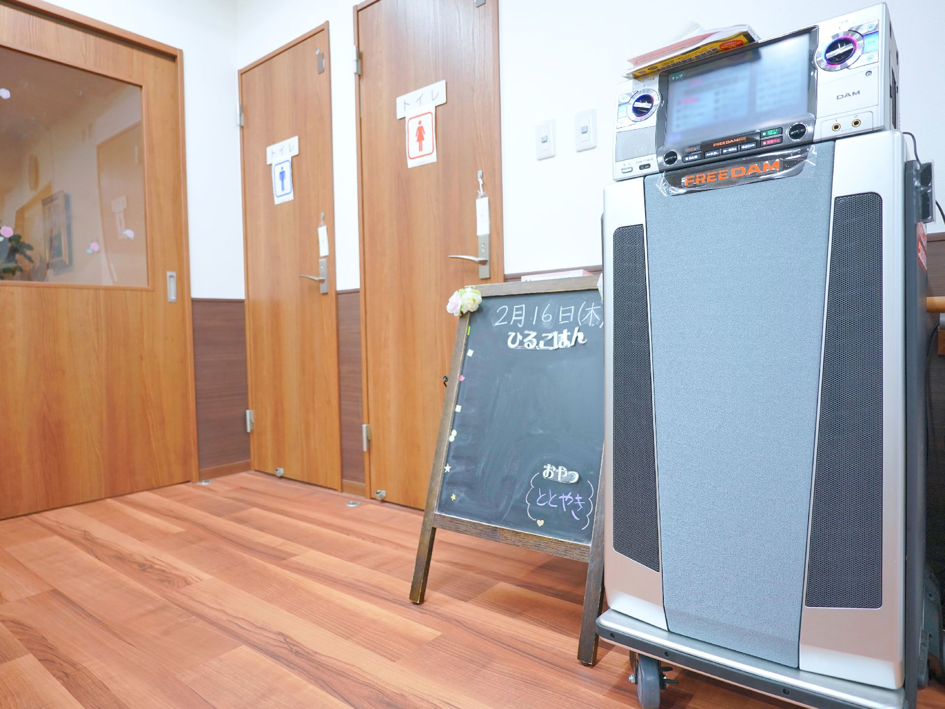 カラオケセットが設置されている共有スペース