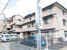 車椅子の人でも楽に移動できるように段差を排除した介護施設の外観