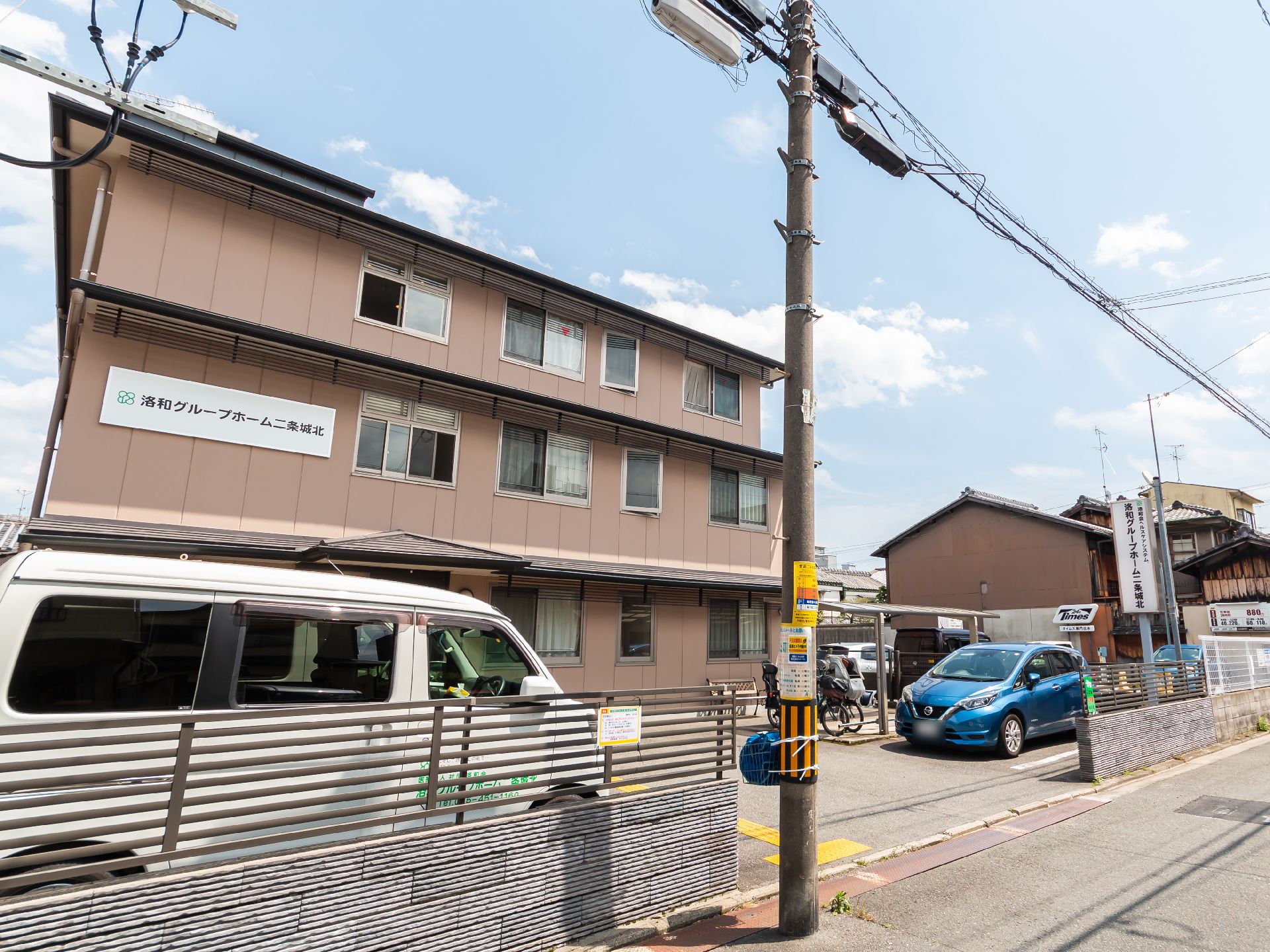 近隣に駐車場のある介護施設の外観