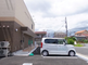 介護施設の外観と駐車場