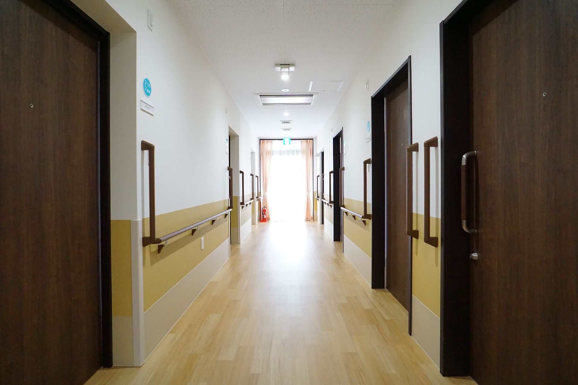 スライド式扉を採用した居室が並ぶ廊下