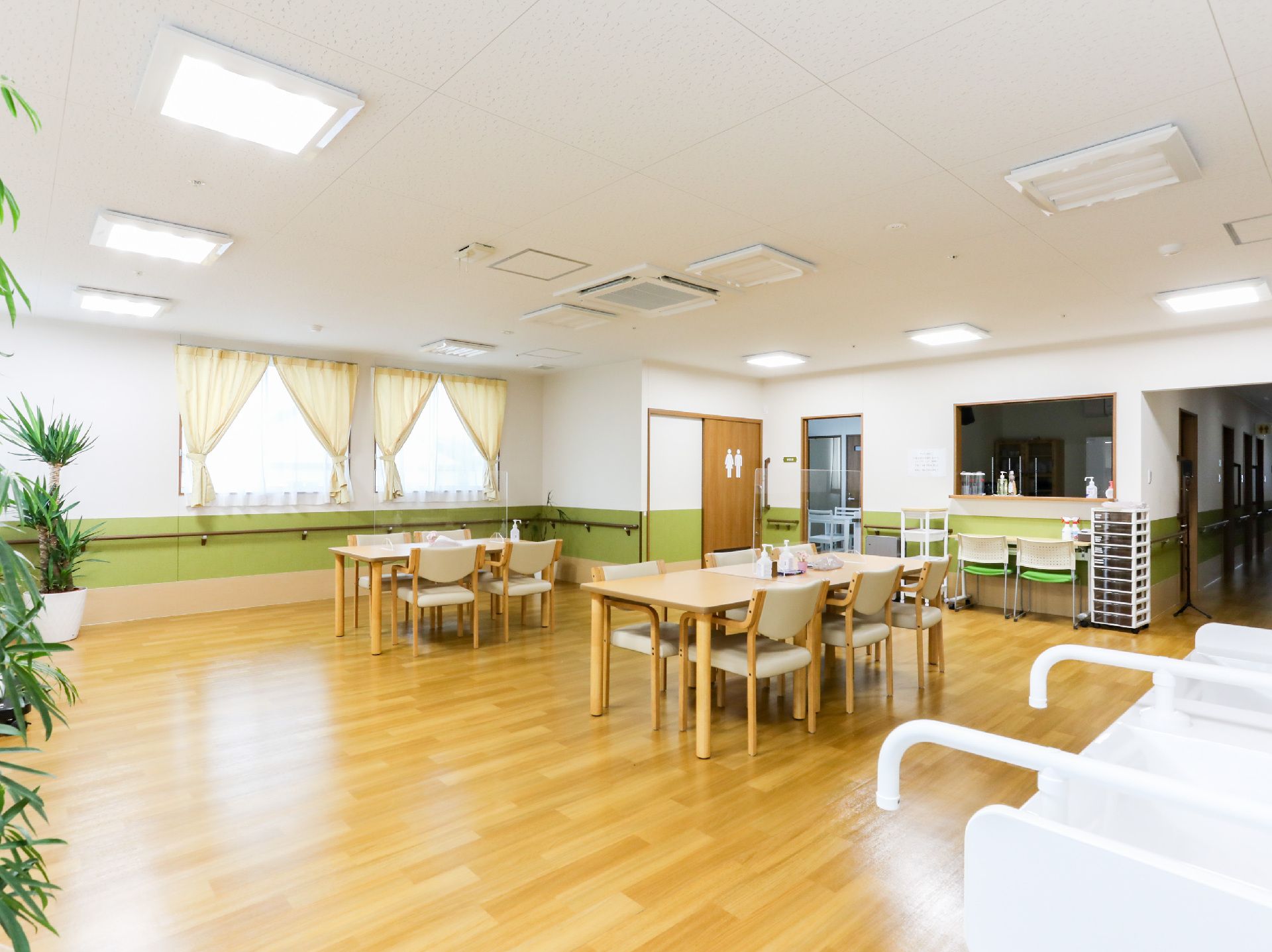 家具配置にはゆとりをもたせた食堂