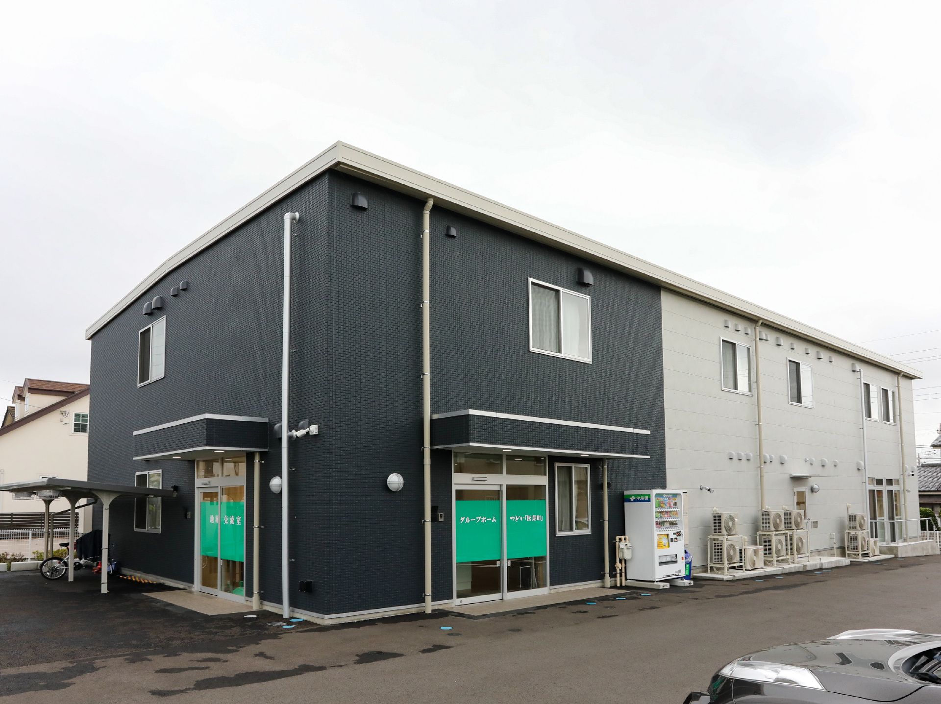 駐車場を完備した施設外観