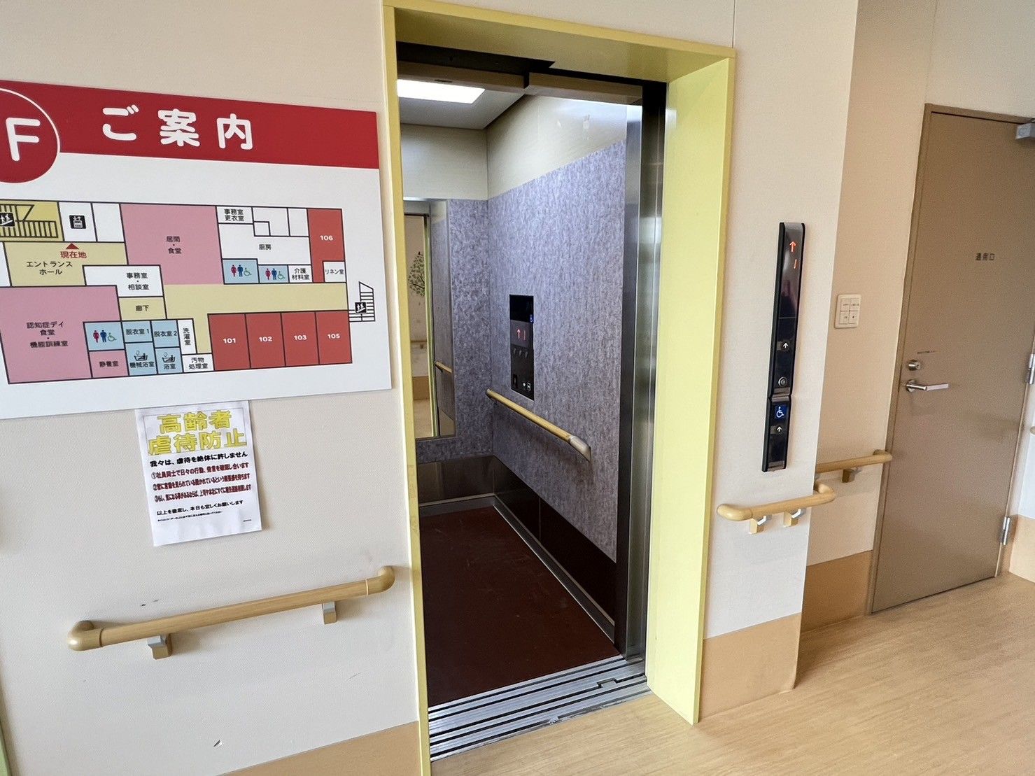 明るいエレベーターホール