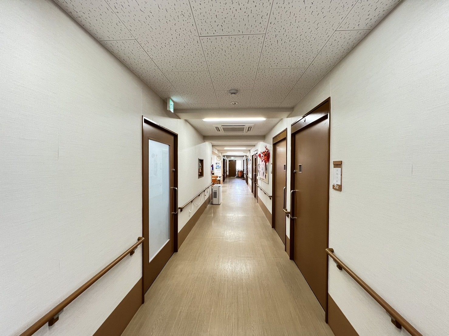 明るく清潔な廊下