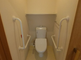 居室とトイレが見える室内