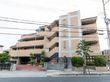 アスファルト沿いに立地している４階建ての建物