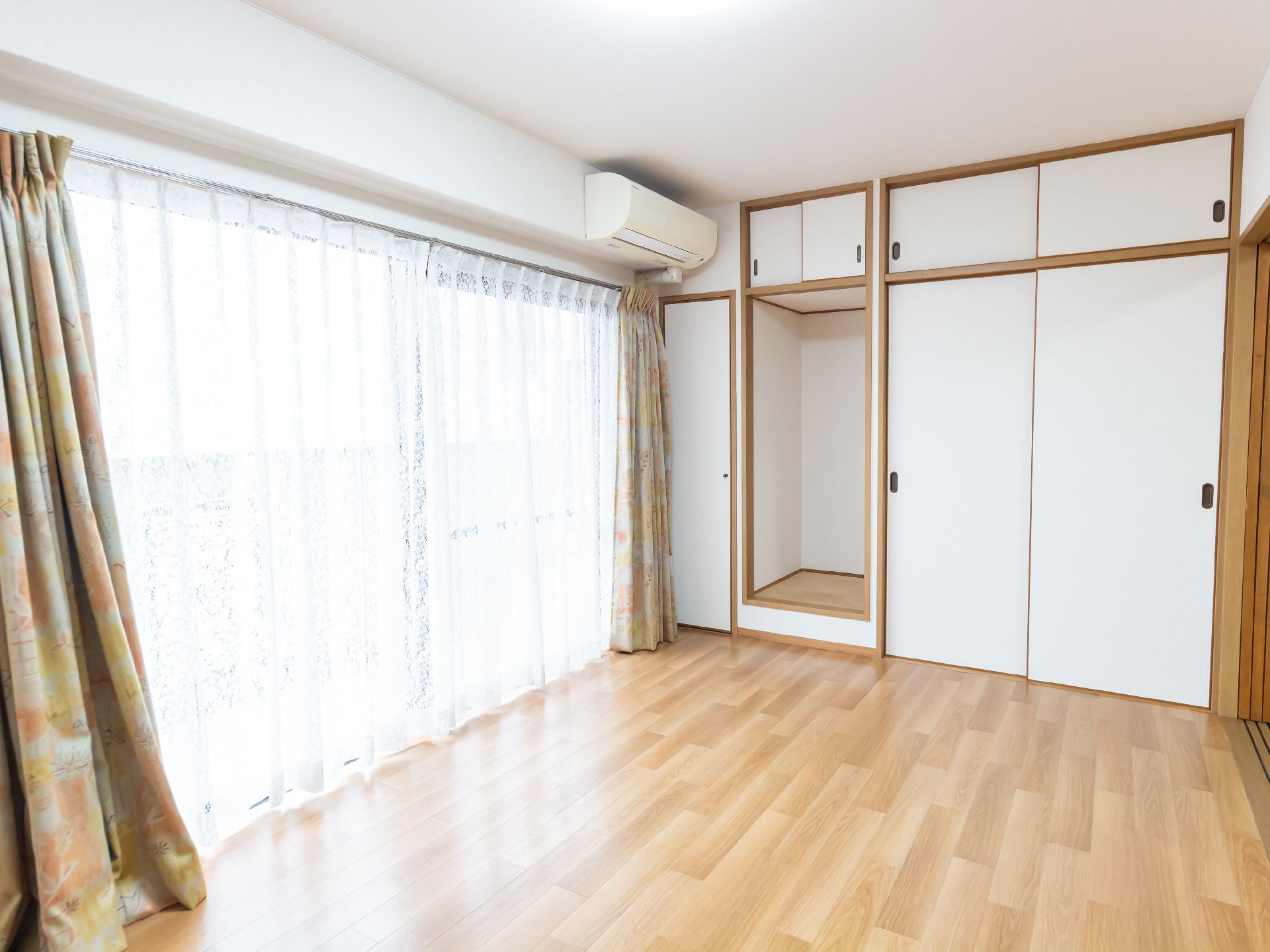 ふすまと窓が壁１面に広がる洋室