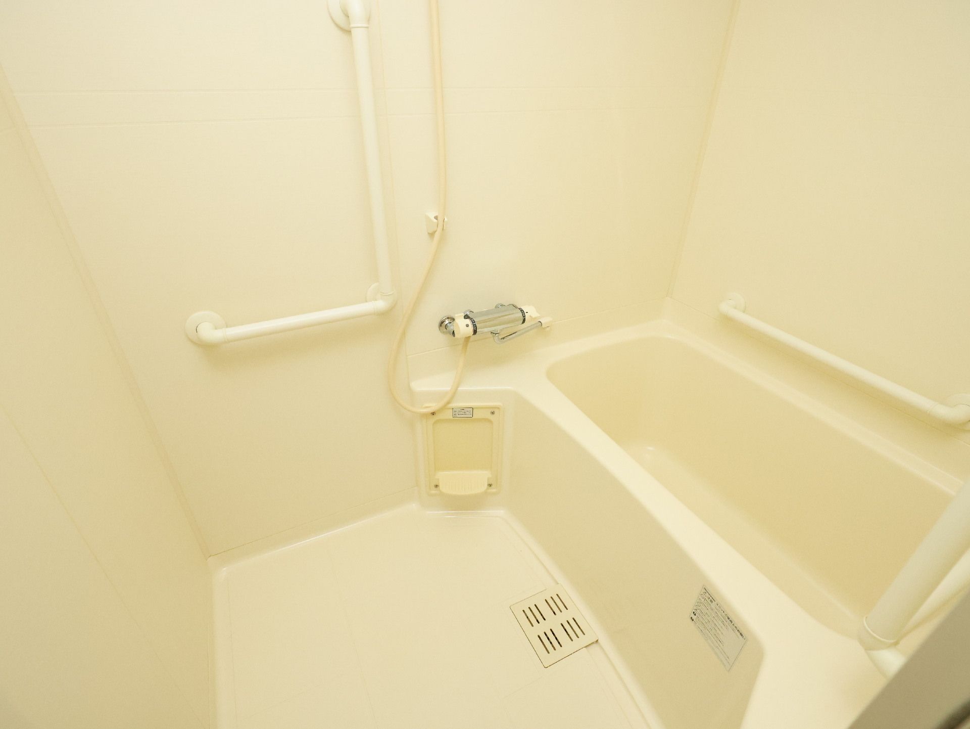 手すりが付いた、要介護度が軽度の方向けの個浴用の浴室