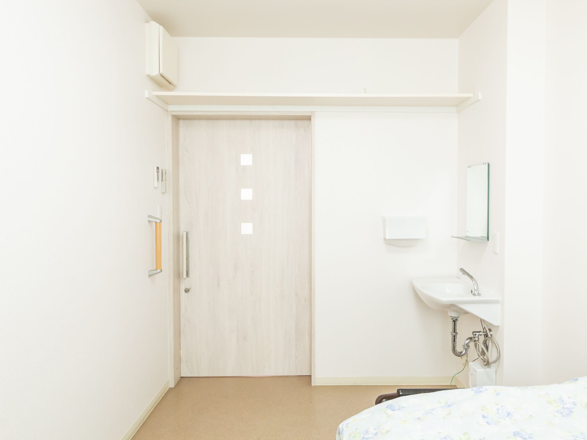 車椅子を使用している方が開閉しやすいように、引き戸が設置されている居室