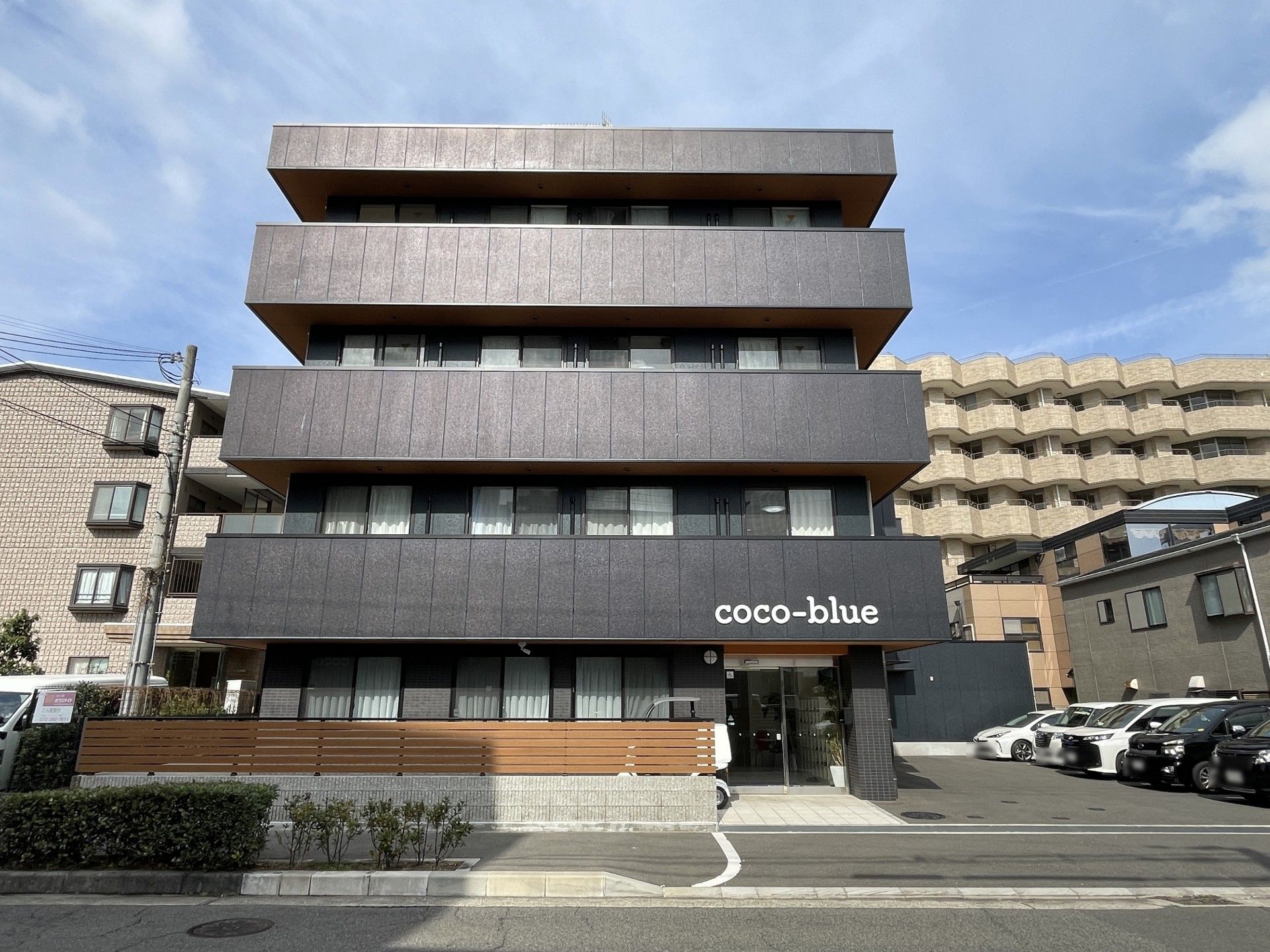 モダンな外観の建物