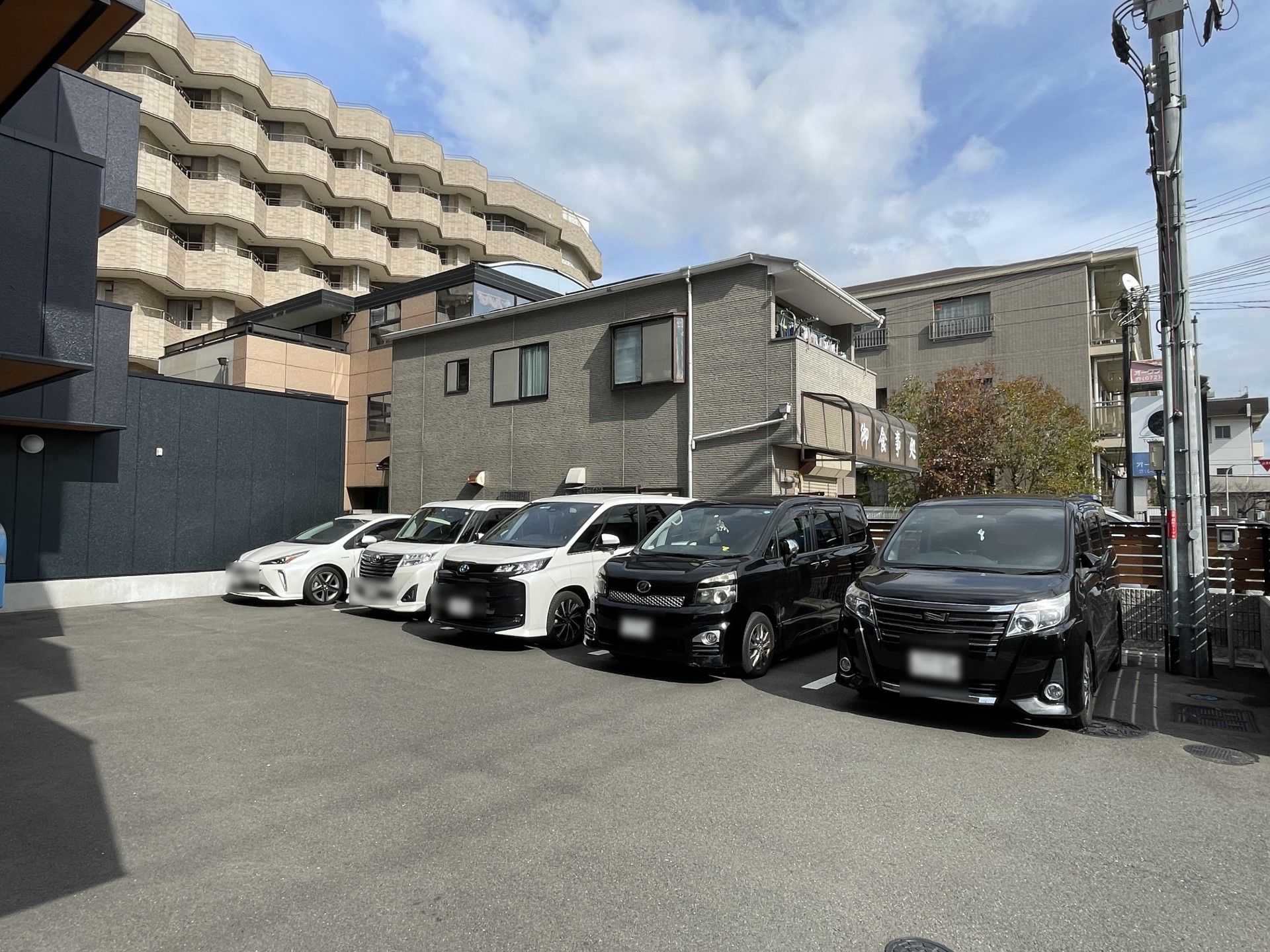 広々とした駐車場付き建物
