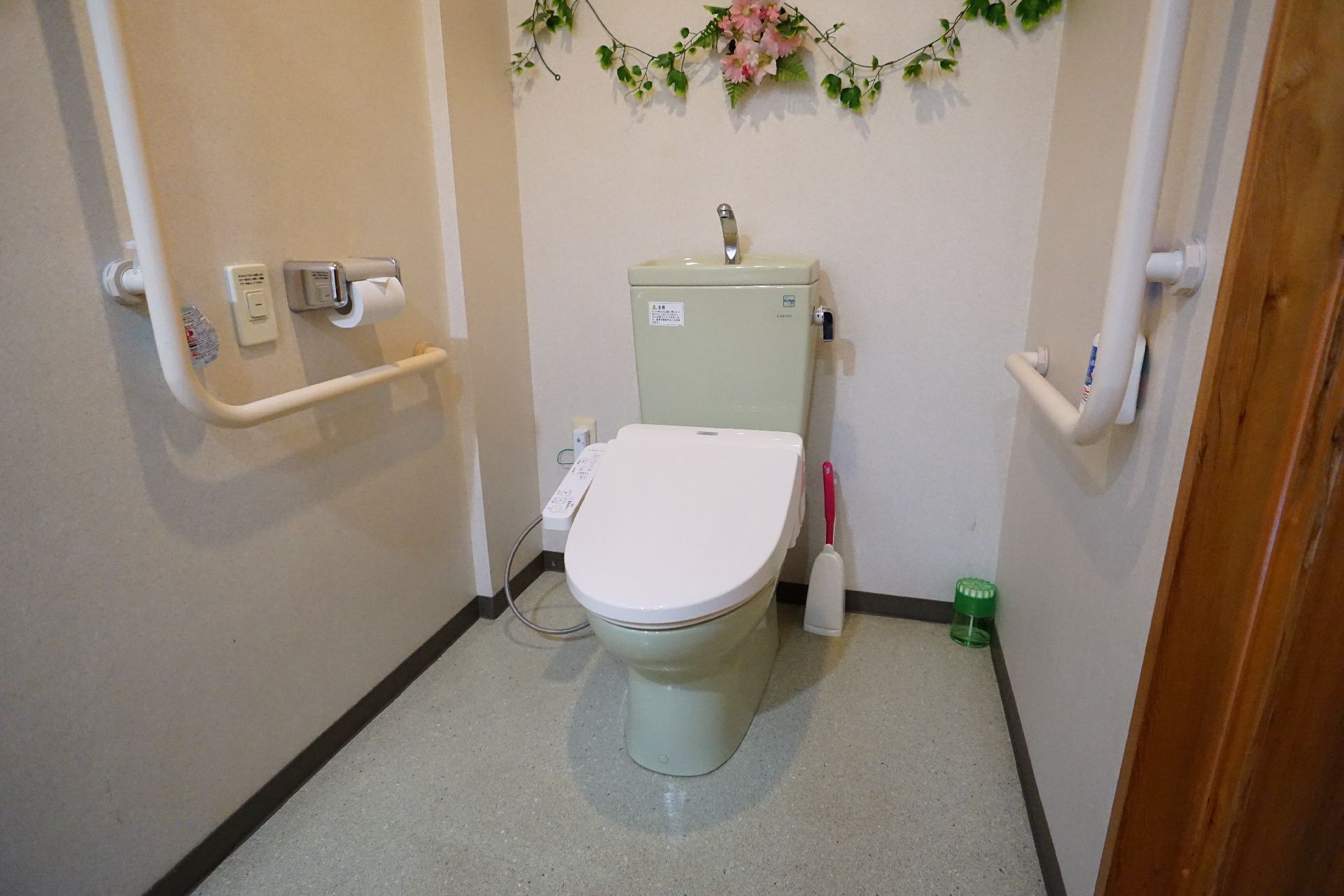 手すりを設置したトイレ