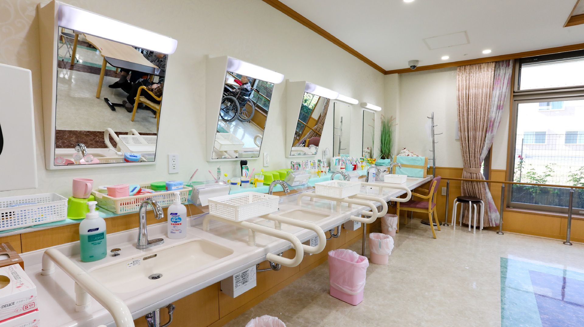 横に４つ洗面器が並んでいる洗面台