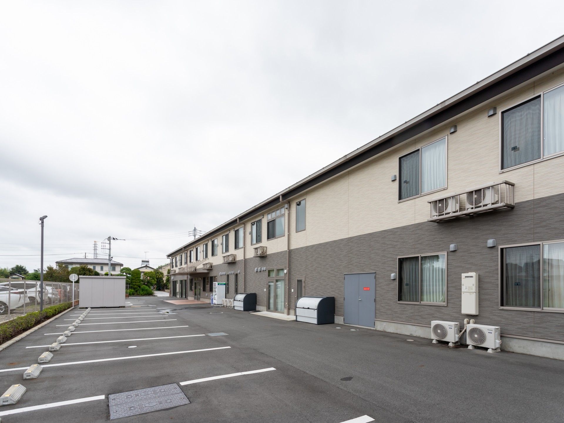 広々とした駐車場のある建物