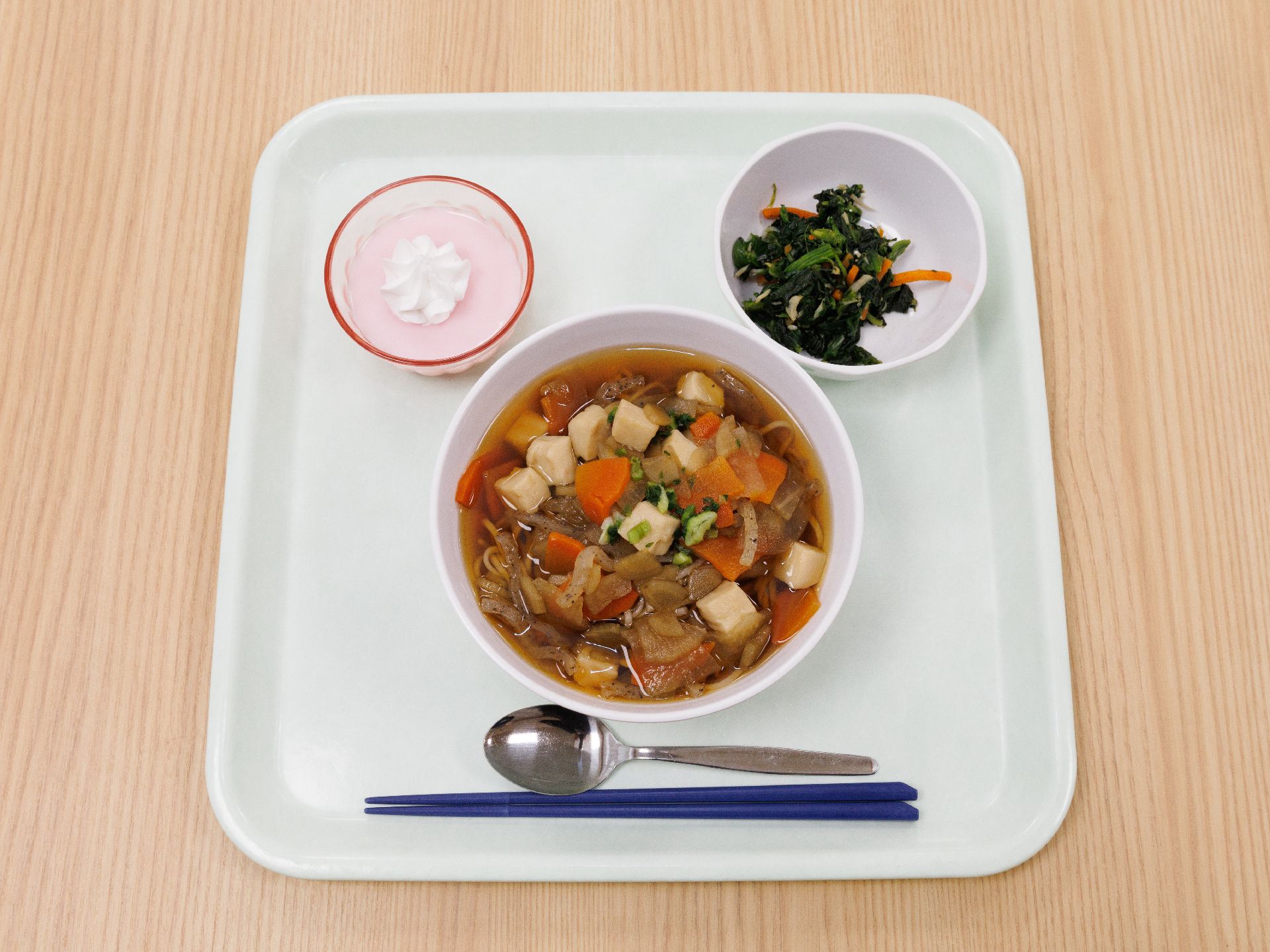蕎麦と野菜の和え物とデザートのセット
