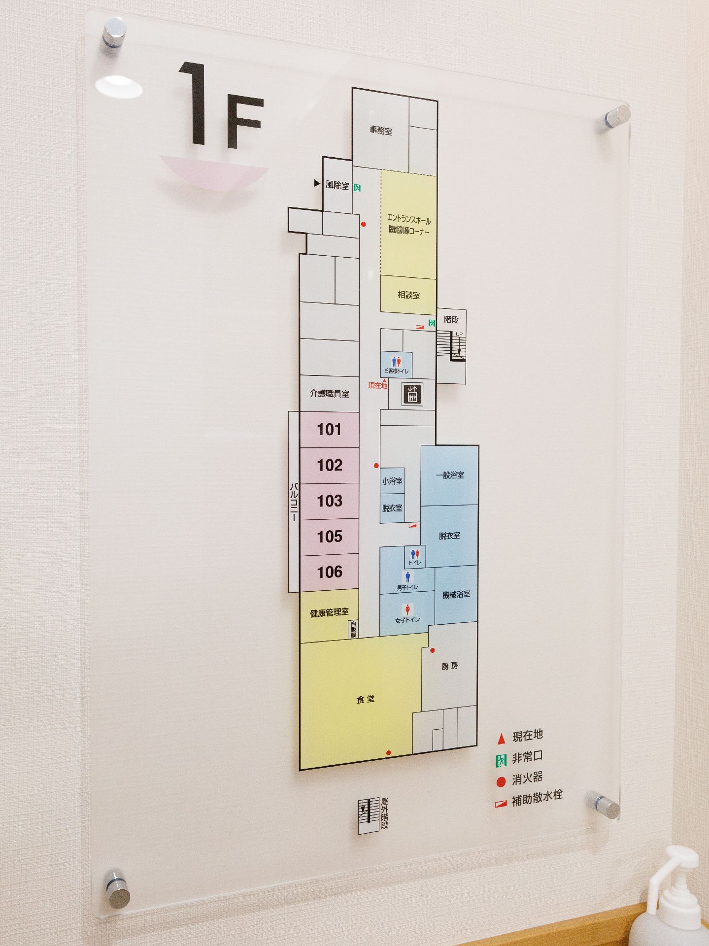 施設の案内図が取り付けられている廊下