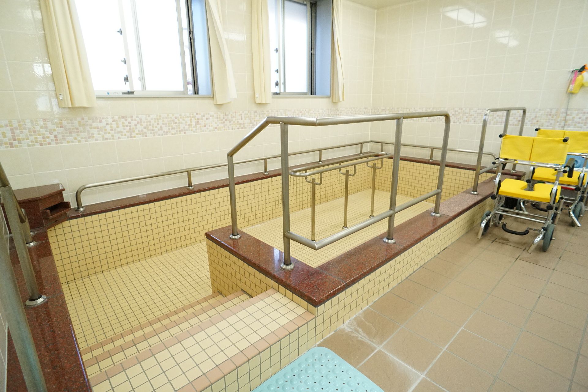 転倒防止のためにタイルが敷き詰めてある浴室