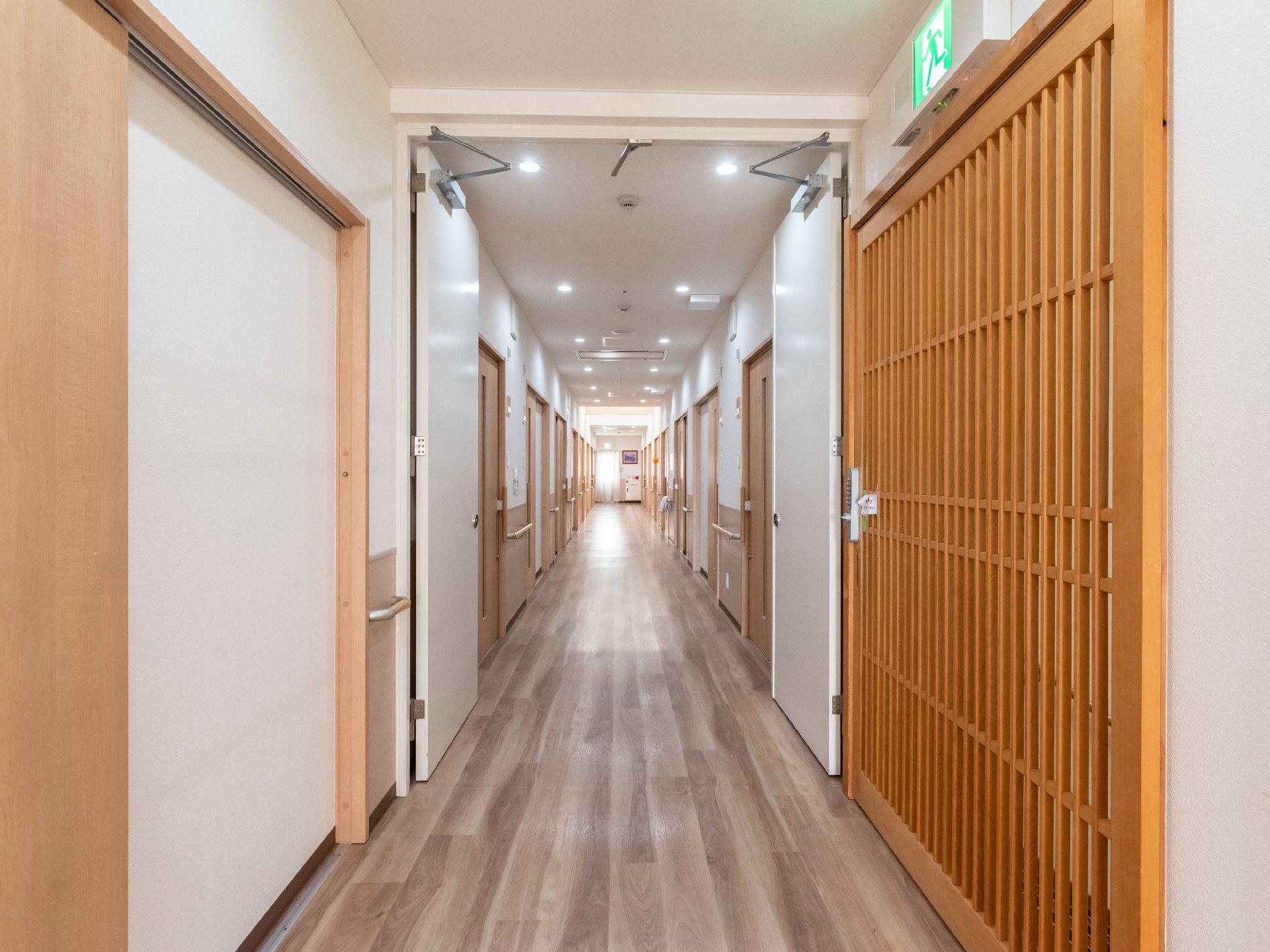 手すりを設置している廊下