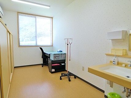 聴診器がかけられたコロ付きの棒があり、デスクセットや車いす対応の洗面所もある。